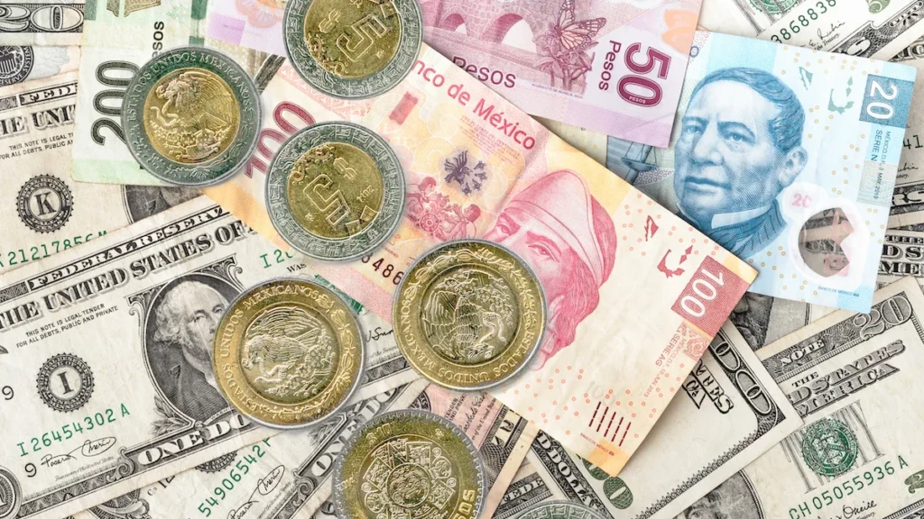Peso mexicano cae ante dólar fortalecido por tensión en Oriente Medio