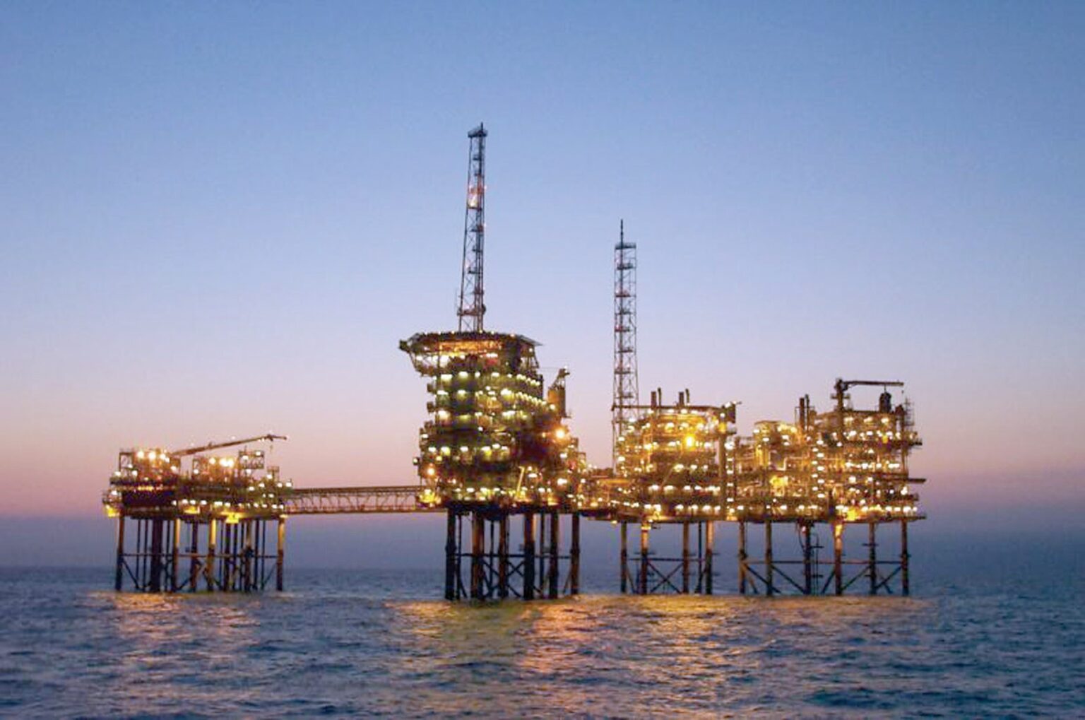 Petróleo se dispara por conflicto en Medio Oriente y supera los 90 dólares por barril
